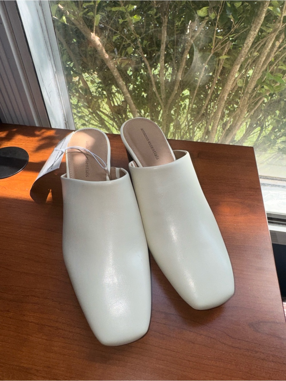 Amazon Essentials Women's Cream Square-Toe Slip-On Mules